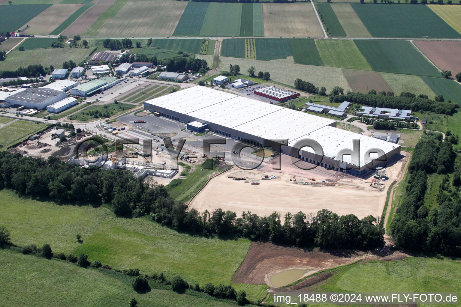 Centre logistique de coïncidence à le quartier Minderslachen in Kandel dans le département Rhénanie-Palatinat, Allemagne du point de vue du drone