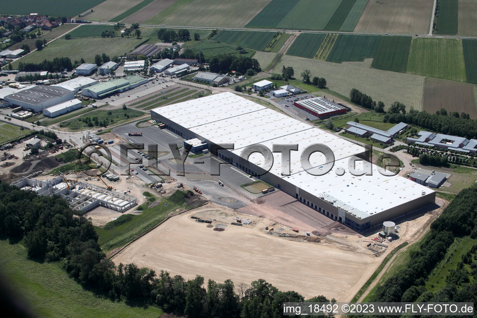 Centre logistique de coïncidence à le quartier Minderslachen in Kandel dans le département Rhénanie-Palatinat, Allemagne vu d'un drone