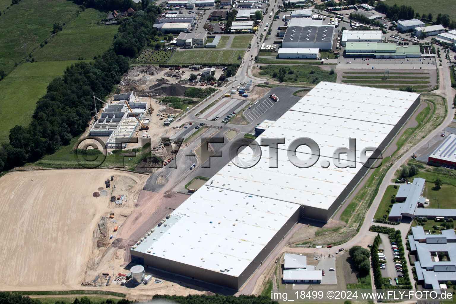 Centre logistique de coïncidence à le quartier Minderslachen in Kandel dans le département Rhénanie-Palatinat, Allemagne d'en haut