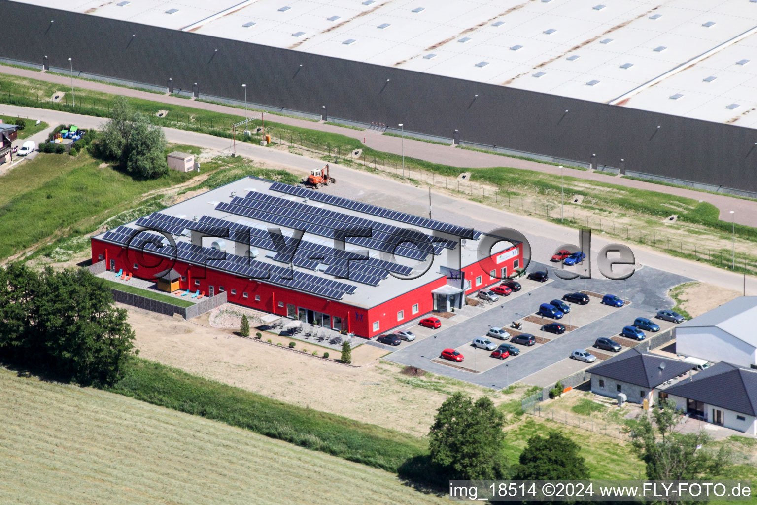 Vue aérienne de Participants à la formation au domaine sportif Bienwald Fitness dans la zone industrielle de Horst à le quartier Minderslachen in Kandel dans le département Rhénanie-Palatinat, Allemagne