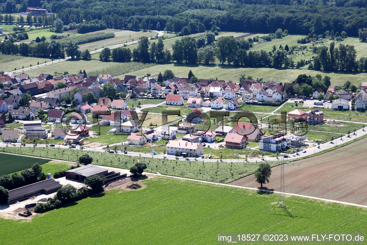 Sur le chemin élevé à Kandel dans le département Rhénanie-Palatinat, Allemagne du point de vue du drone