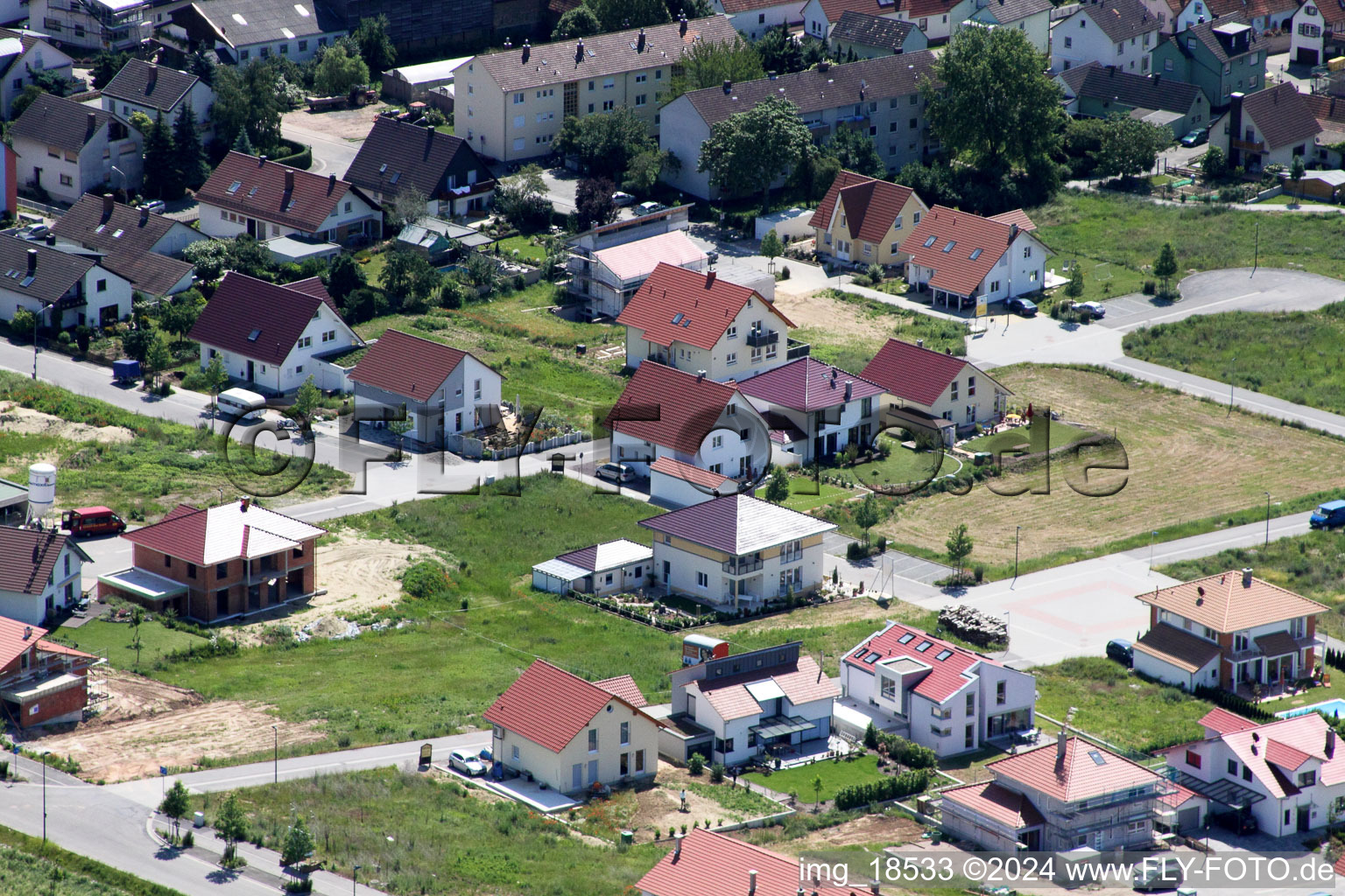 Sur le chemin élevé à Kandel dans le département Rhénanie-Palatinat, Allemagne d'en haut