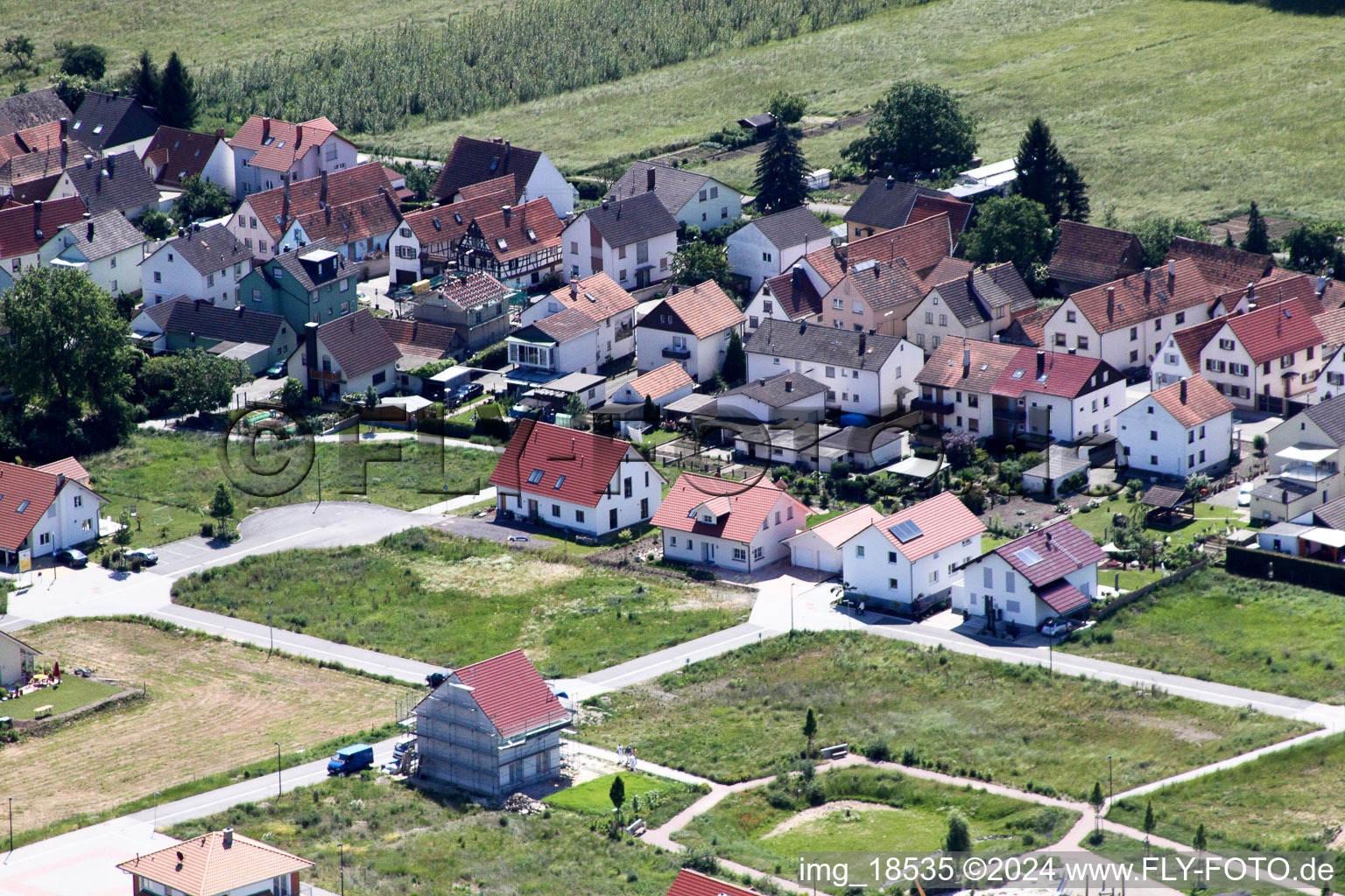 Sur le chemin élevé à Kandel dans le département Rhénanie-Palatinat, Allemagne vue d'en haut