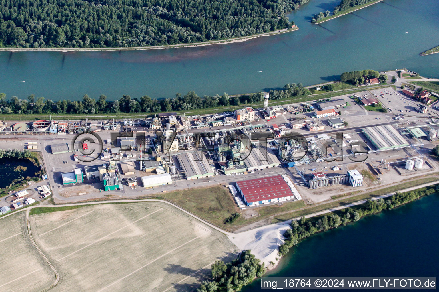 Vue aérienne de Les locaux de l'usine du producteur chimique DOW SAS au bord du Rhin à Lauterbourg dans le département Bas Rhin, France