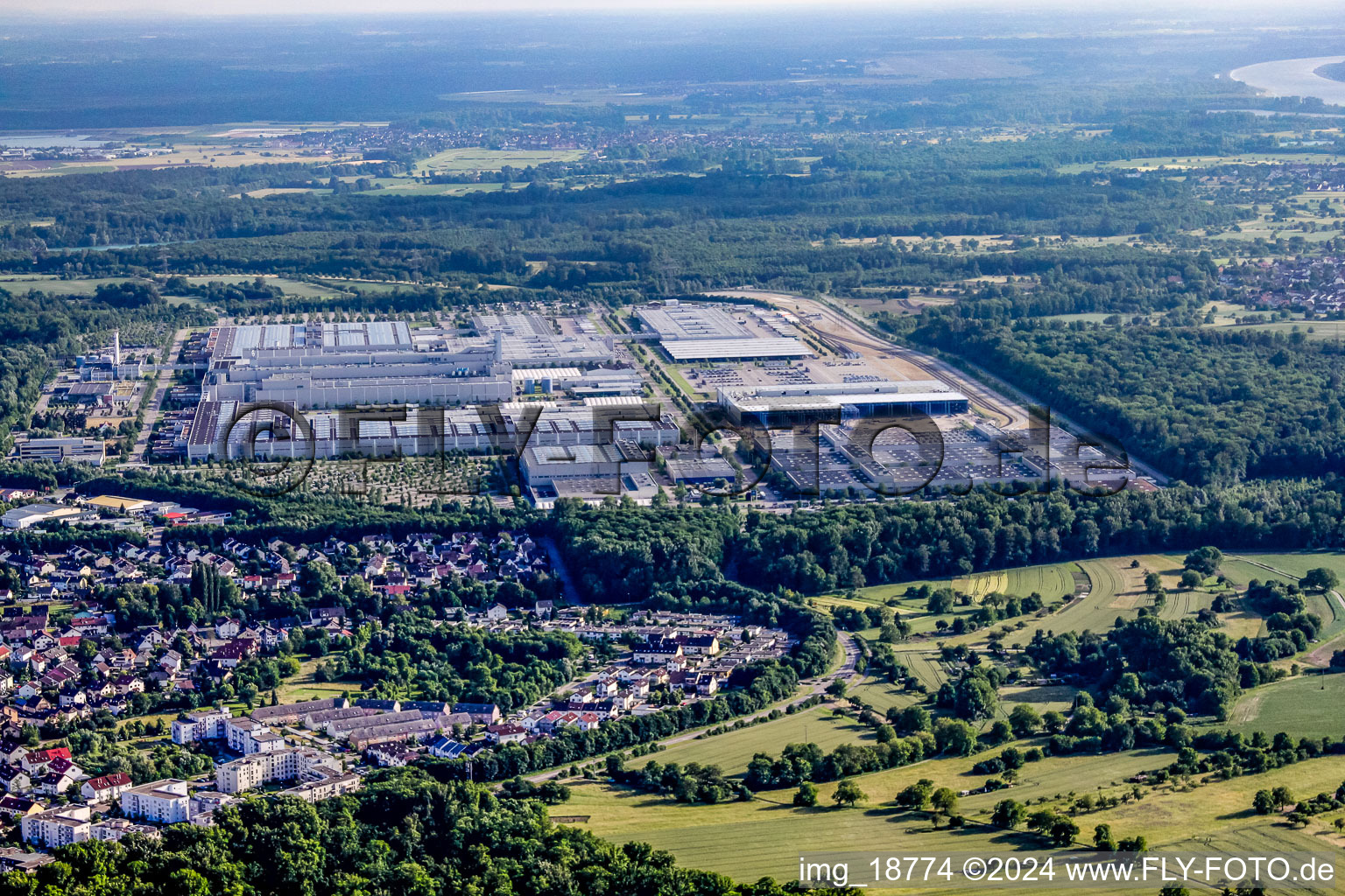 Vue aérienne de Usine Daimler à le quartier Rheinau in Rastatt dans le département Bade-Wurtemberg, Allemagne