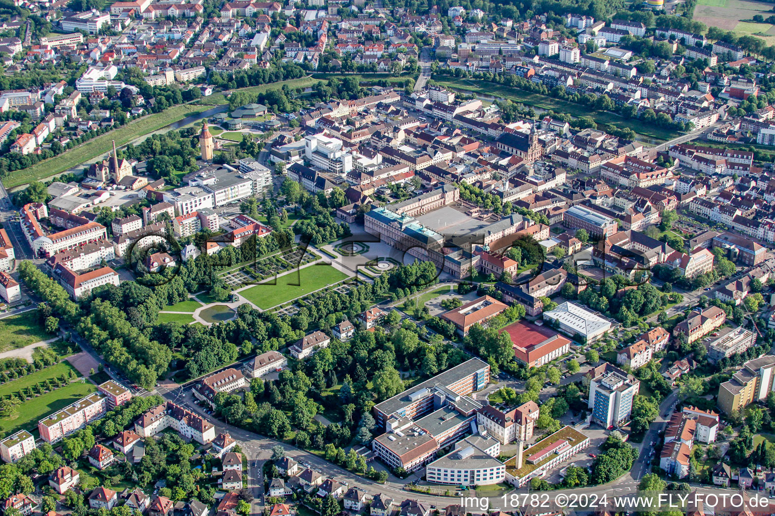 Vue aérienne de Parc du château du nord-ouest à Rastatt dans le département Bade-Wurtemberg, Allemagne