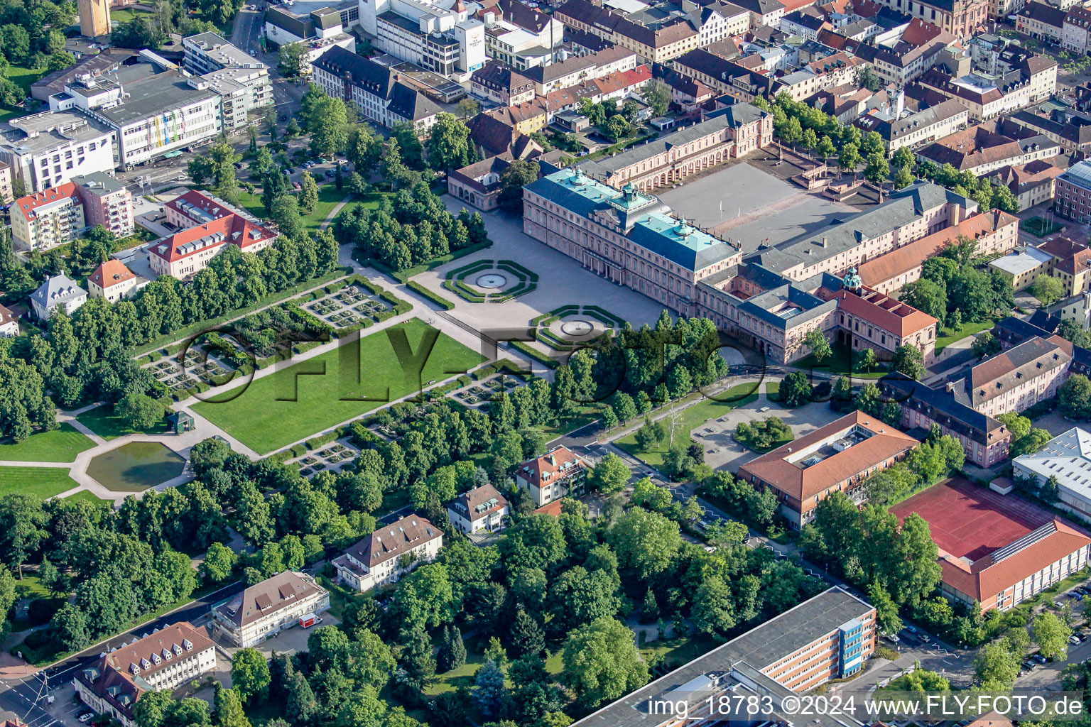 Vue aérienne de Château - château résidentiel Rastatt sur Herrenstrasse dans le quartier du centre-ville Rastatt à Rastatt dans le département Bade-Wurtemberg, Allemagne