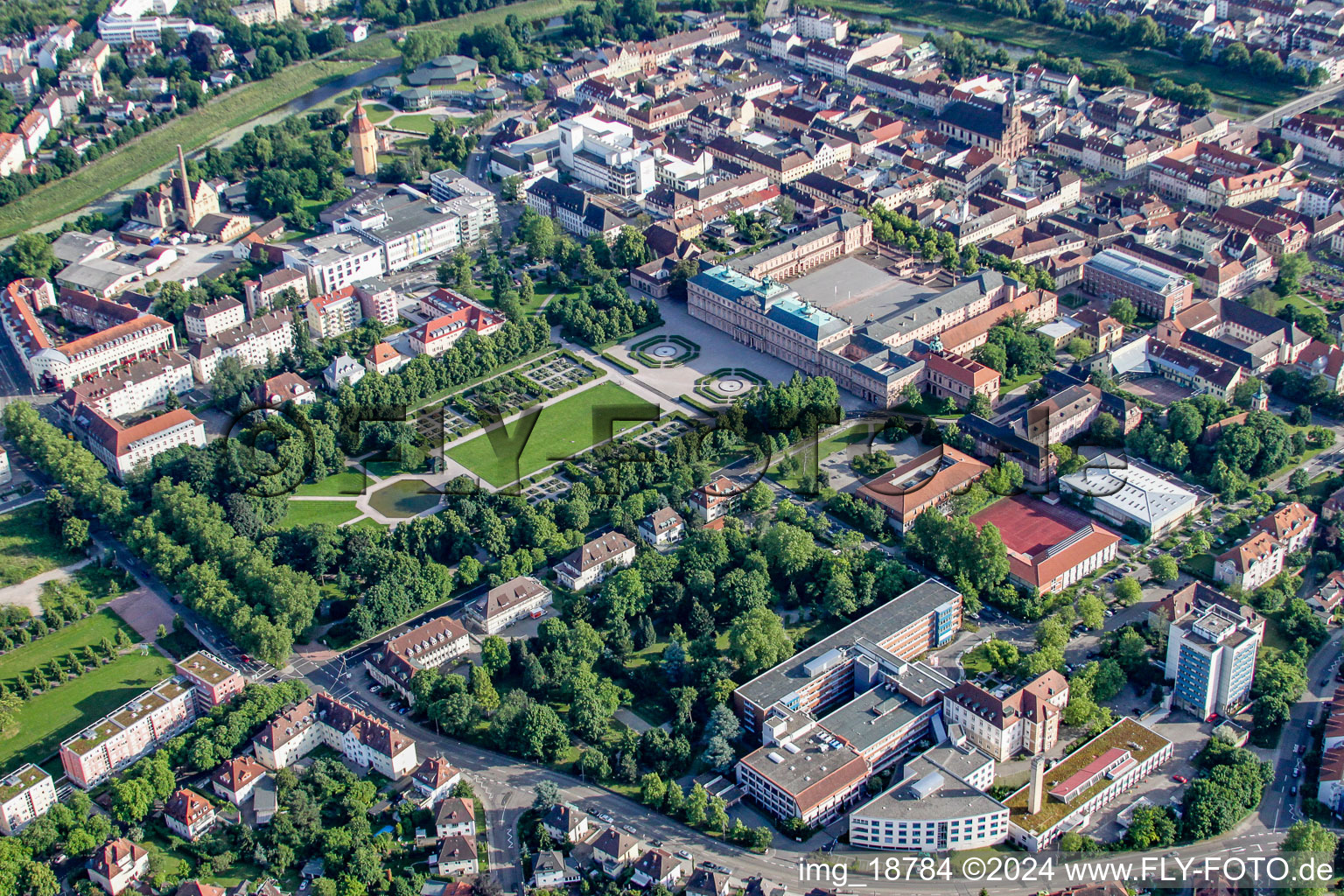 Vue aérienne de Clinique et parc du château du nord-ouest à Rastatt dans le département Bade-Wurtemberg, Allemagne