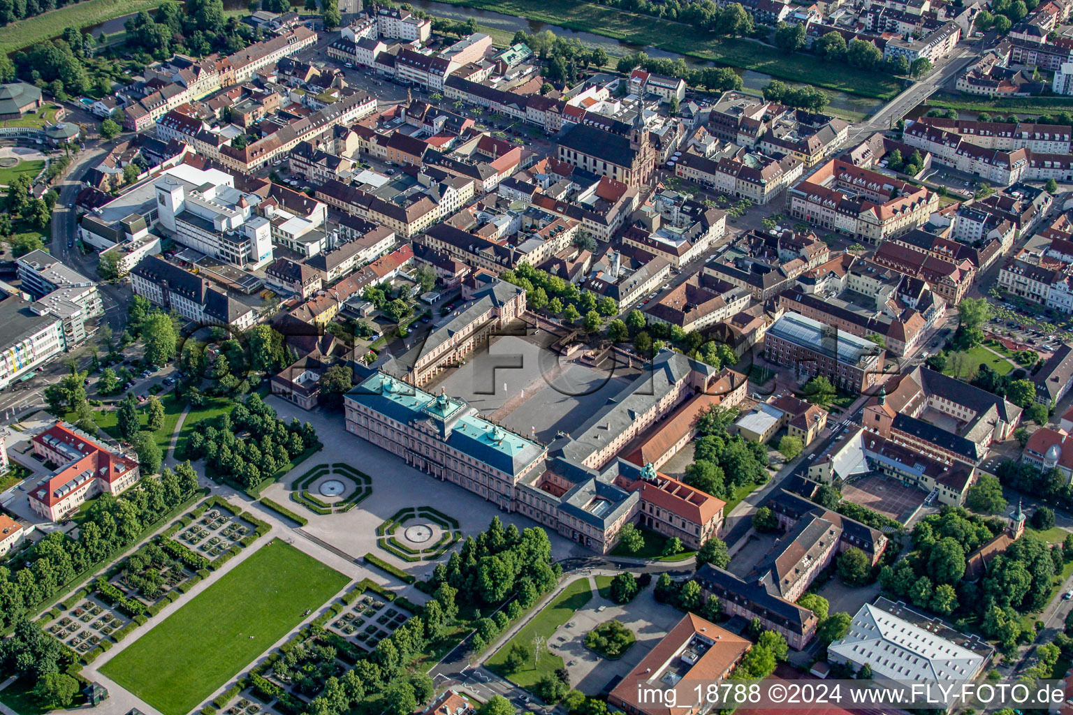 Vue aérienne de Centre-ville avec château à Rastatt dans le département Bade-Wurtemberg, Allemagne