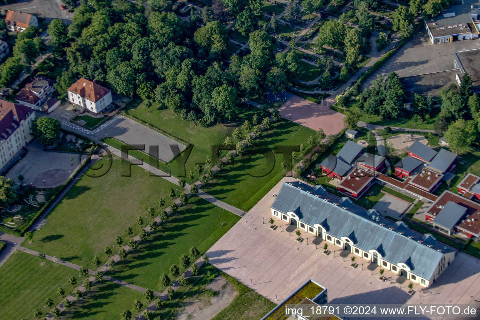 Vue aérienne de Parc du château avec manège à Rastatt dans le département Bade-Wurtemberg, Allemagne