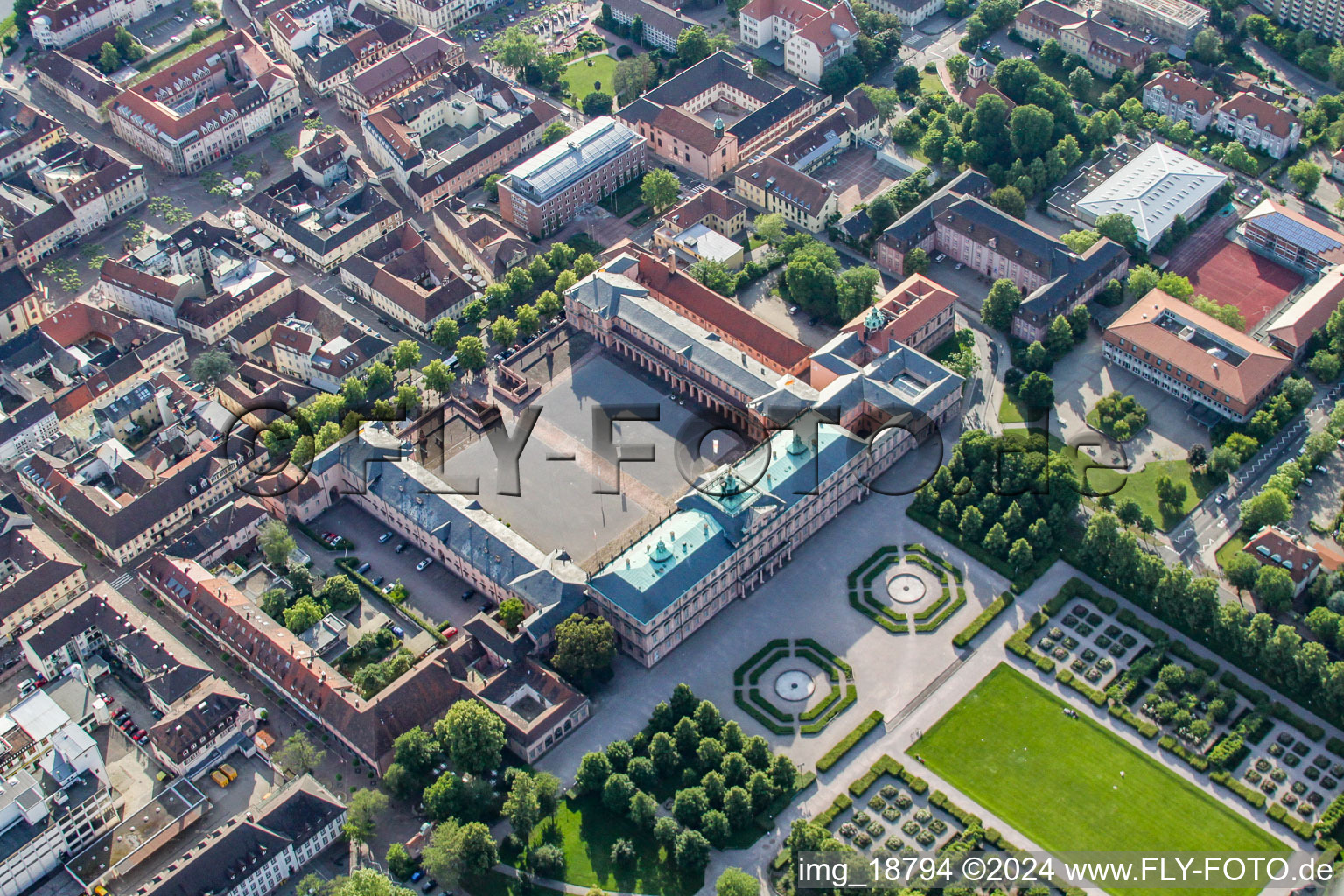 Vue oblique de Château - château résidentiel Rastatt sur Herrenstrasse dans le quartier du centre-ville Rastatt à Rastatt dans le département Bade-Wurtemberg, Allemagne