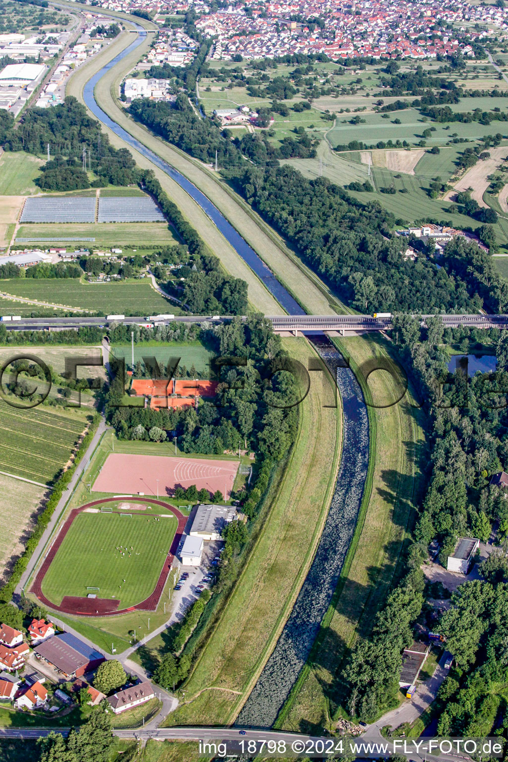 Vue aérienne de Zones riveraines du lit de la Murg renforcées par des barrages de protection contre les crues à le quartier Niederbühl in Rastatt dans le département Bade-Wurtemberg, Allemagne