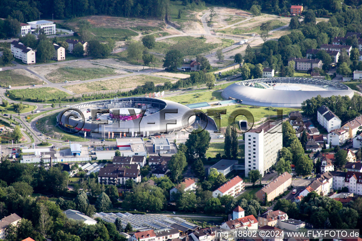 Vue aérienne de Le centre commercial aux allures d'OVNI Shopping Cité de ECE Centermanagement GmbH à le quartier Oos in Baden-Baden dans le département Bade-Wurtemberg, Allemagne