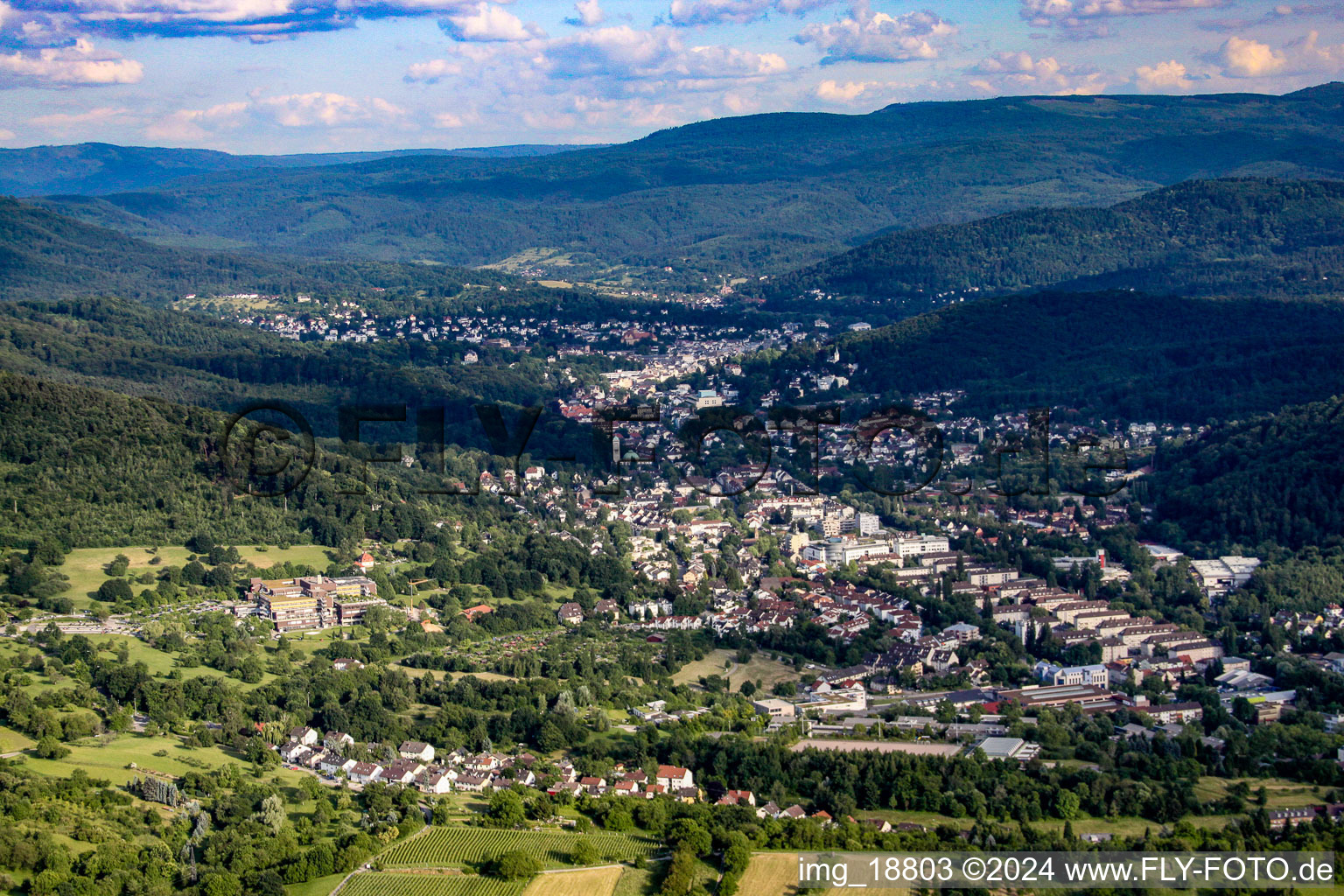 Vue aérienne de De l'ouest à le quartier Oos in Baden-Baden dans le département Bade-Wurtemberg, Allemagne