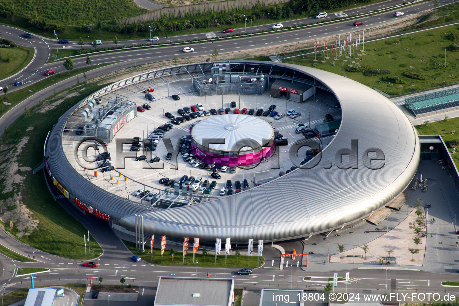 Photographie aérienne de Le centre commercial aux allures d'OVNI Shopping Cité de ECE Centermanagement GmbH à le quartier Oos in Baden-Baden dans le département Bade-Wurtemberg, Allemagne