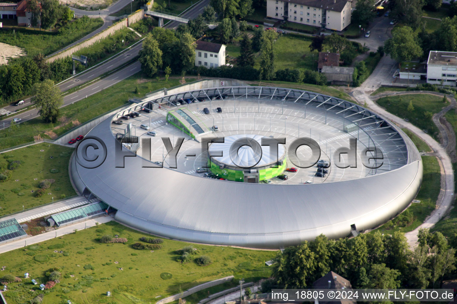 Vue oblique de Le centre commercial aux allures d'OVNI Shopping Cité de ECE Centermanagement GmbH à le quartier Oos in Baden-Baden dans le département Bade-Wurtemberg, Allemagne