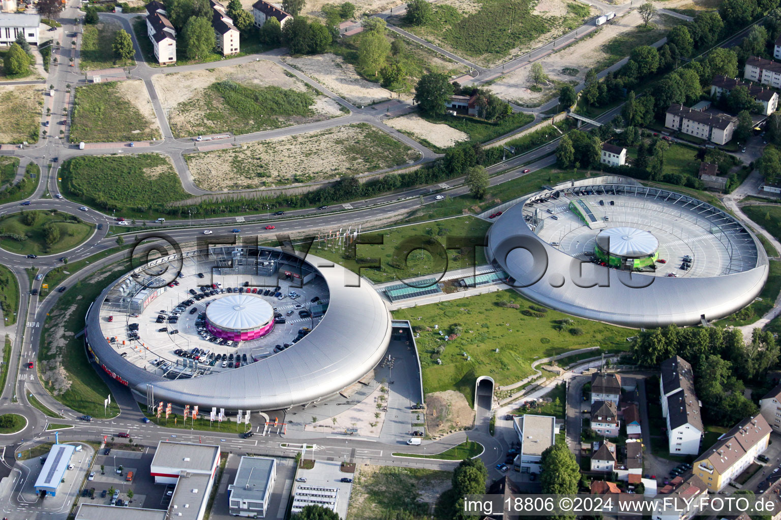 Le centre commercial aux allures d'OVNI Shopping Cité de ECE Centermanagement GmbH à le quartier Oos in Baden-Baden dans le département Bade-Wurtemberg, Allemagne d'en haut