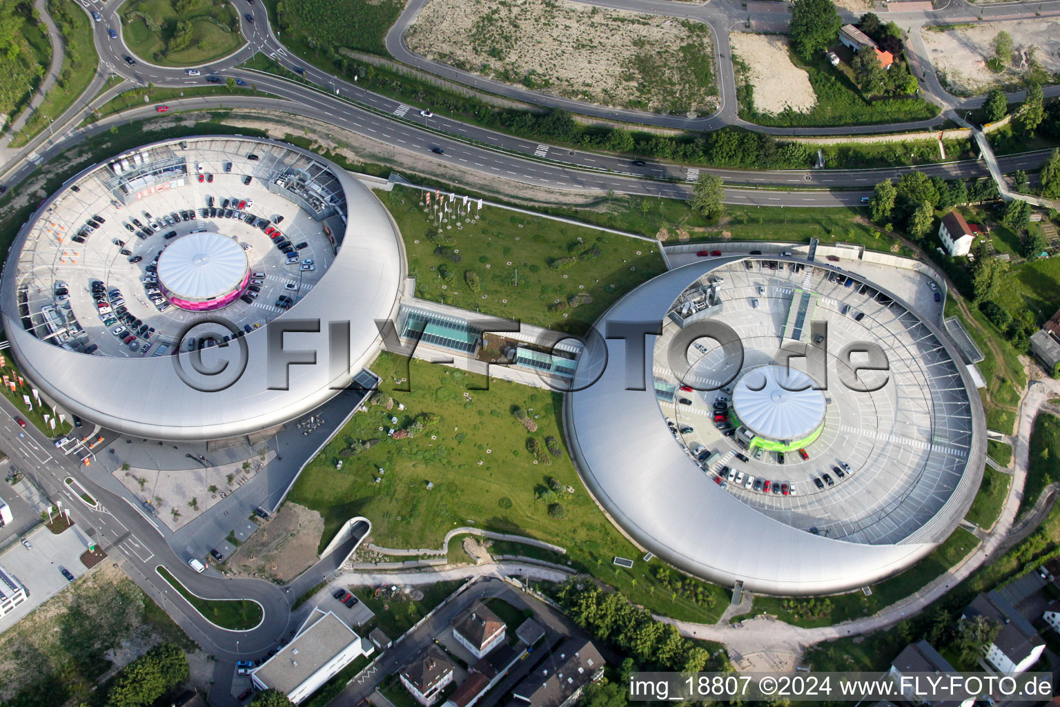 Le centre commercial aux allures d'OVNI Shopping Cité de ECE Centermanagement GmbH à le quartier Oos in Baden-Baden dans le département Bade-Wurtemberg, Allemagne hors des airs