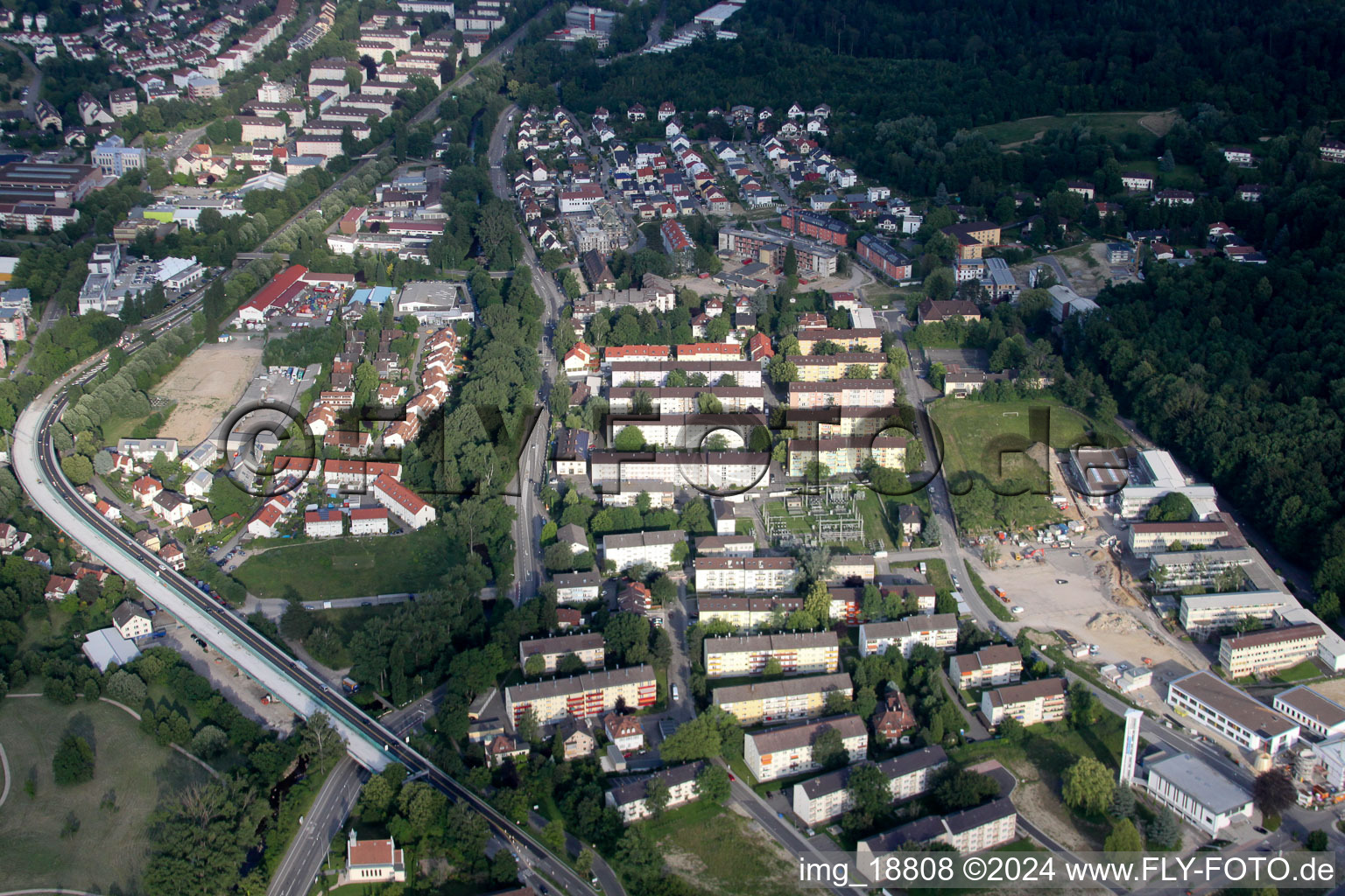 Vue aérienne de Breisgaustraße depuis l'ouest à le quartier Oos in Baden-Baden dans le département Bade-Wurtemberg, Allemagne