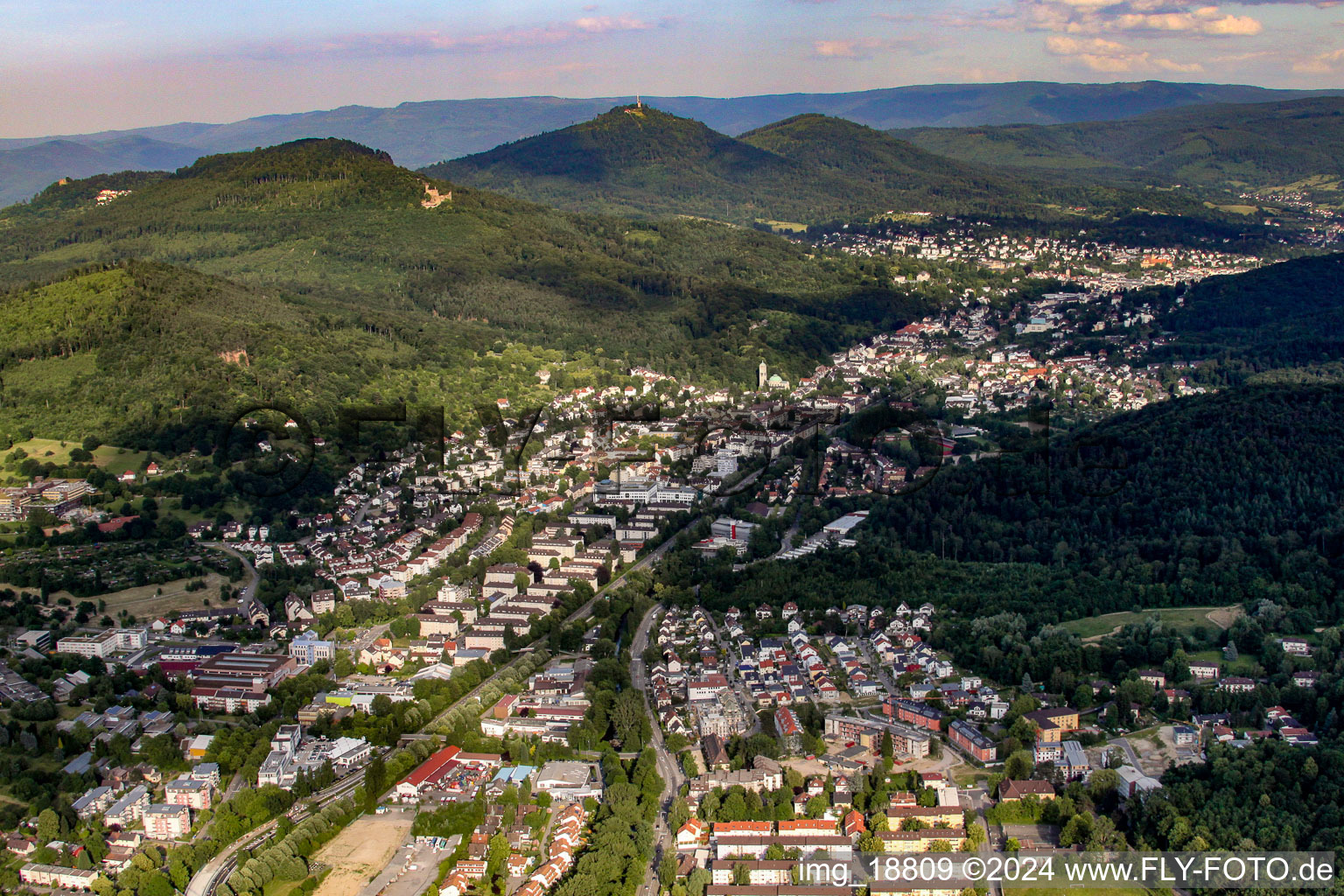 Vue aérienne de Rheinstrasse depuis le sud-ouest à le quartier Oos in Baden-Baden dans le département Bade-Wurtemberg, Allemagne