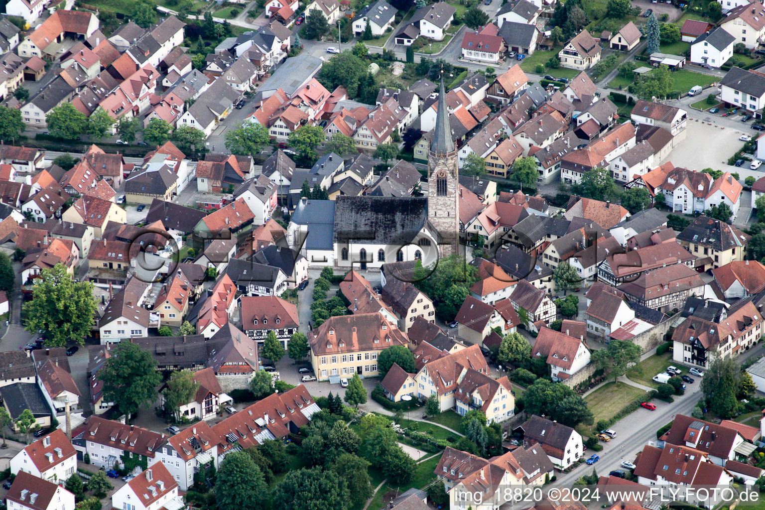 Vue aérienne de Saint-Jacques à le quartier Steinbach in Baden-Baden dans le département Bade-Wurtemberg, Allemagne