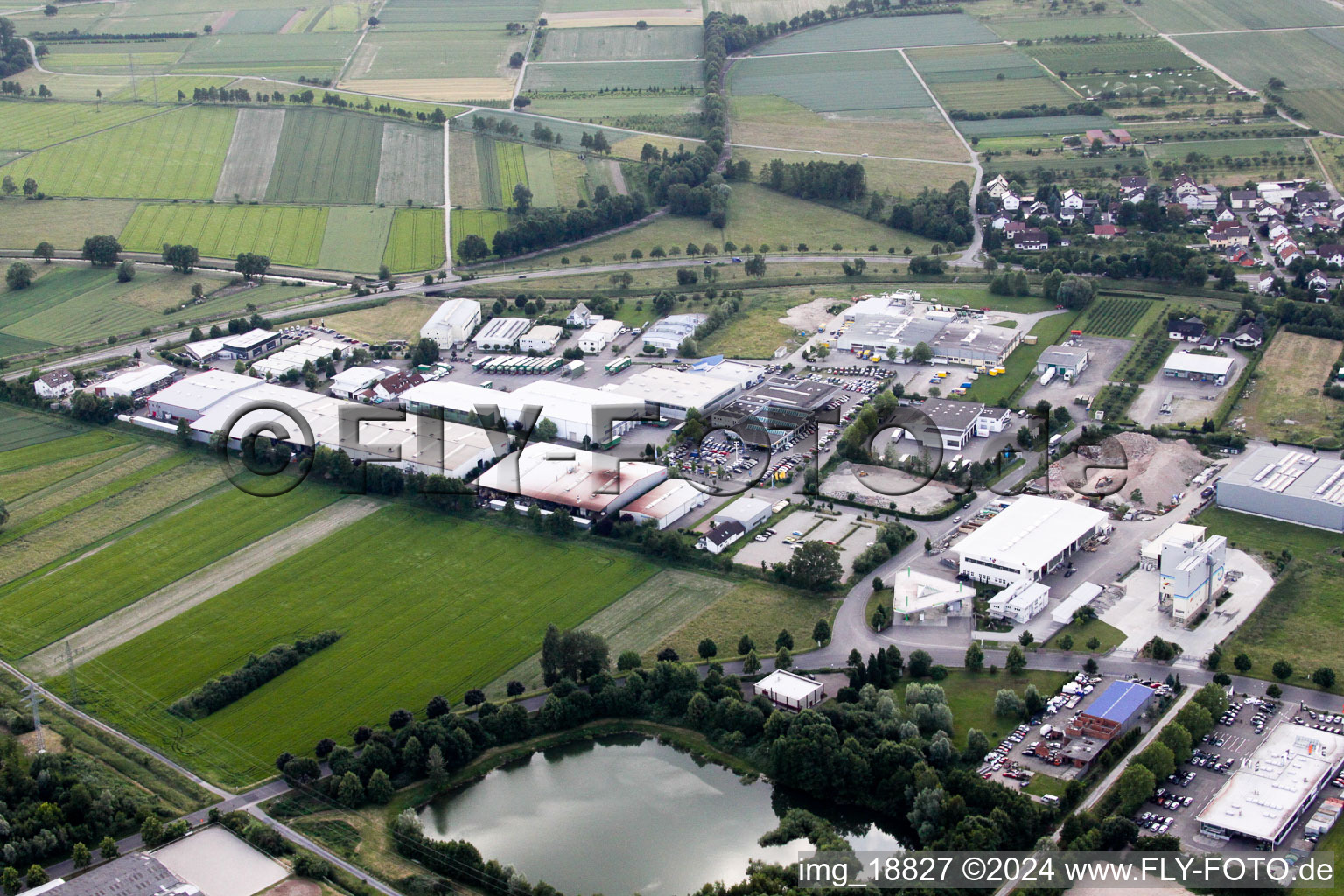 Vue aérienne de Zone commerciale et siège de l'entreprise GMT Gummi-Met-Technik GmbH à le quartier Vimbuch in Bühl dans le département Bade-Wurtemberg, Allemagne