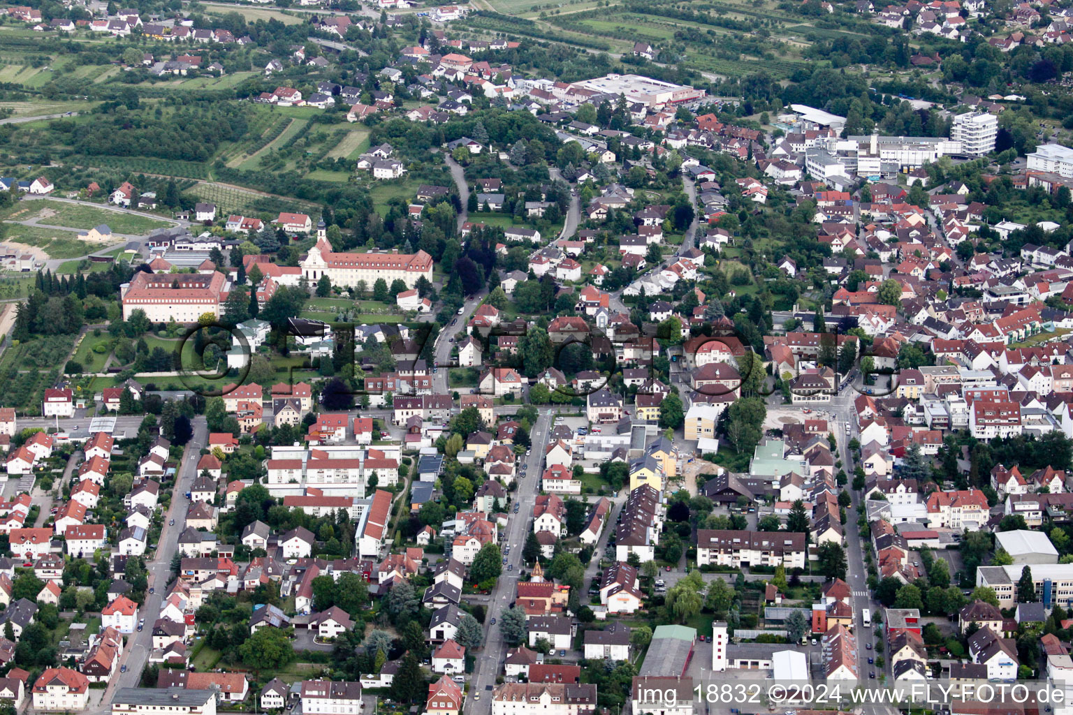 Vue aérienne de Vue des rues et des maisons des quartiers résidentiels à Bühl dans le département Bade-Wurtemberg, Allemagne