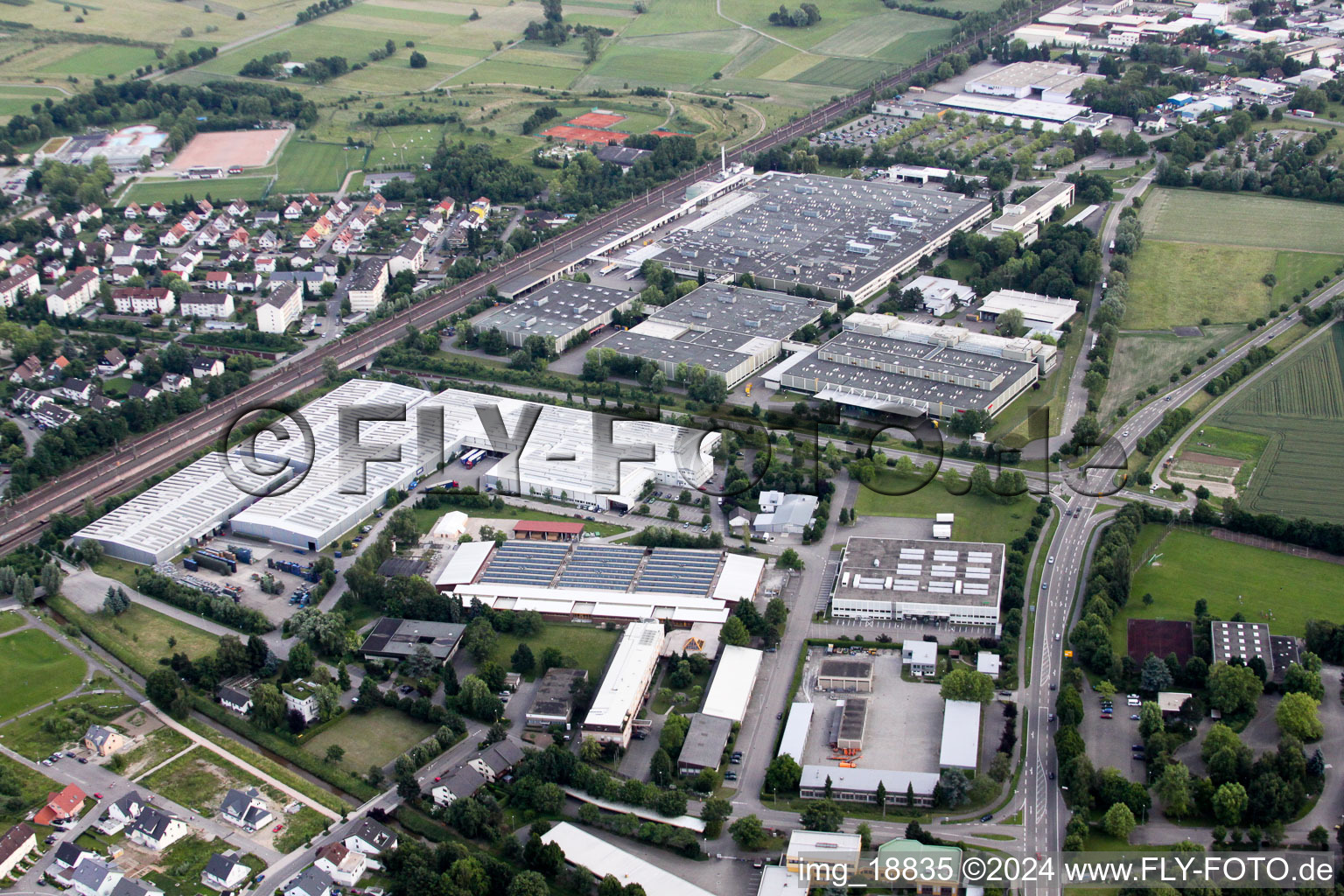 Vue aérienne de Zone industrielle et commerciale Ouest à Bühl dans le département Bade-Wurtemberg, Allemagne