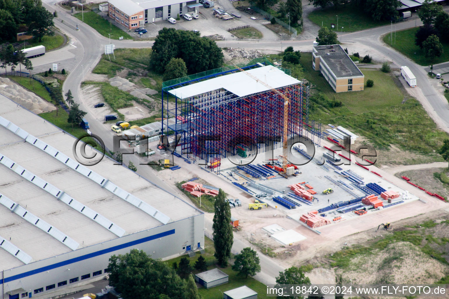 Vue aérienne de Nouveau bâtiment complexe d'entrepôts dans la zone commerciale Großweier à le quartier Großweier in Achern dans le département Bade-Wurtemberg, Allemagne