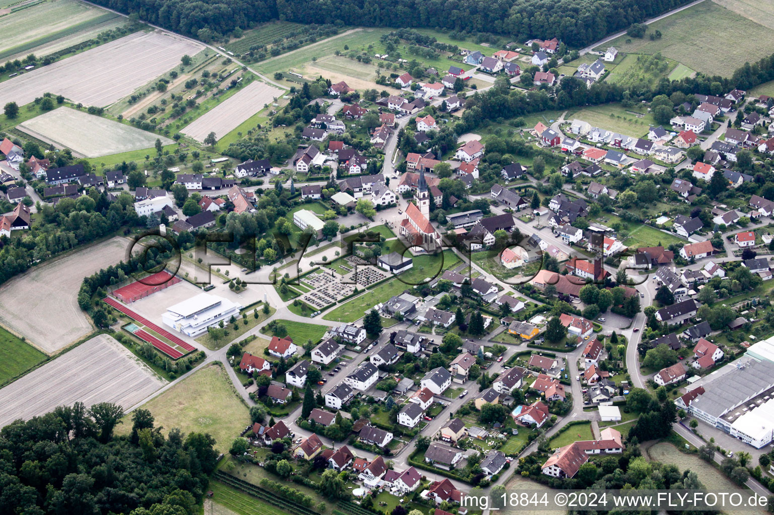 Vue aérienne de Vue des rues et des maisons des quartiers résidentiels à le quartier Großweier in Achern dans le département Bade-Wurtemberg, Allemagne