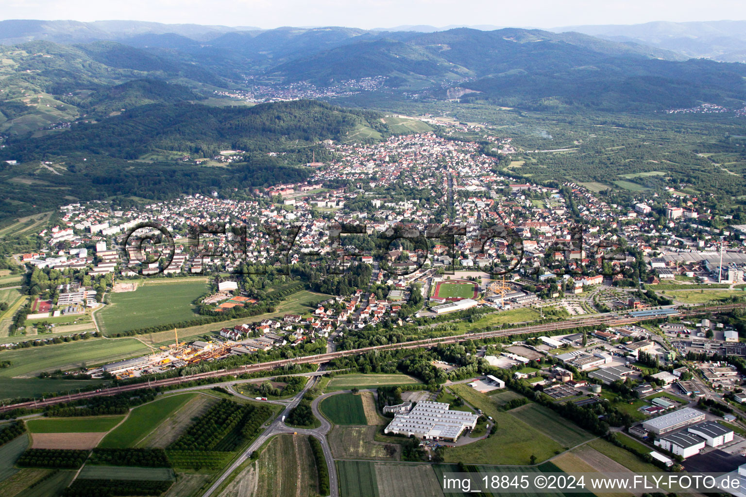 Vue aérienne de Zone commerciale et implantation d'entreprise sur le B3 et vue ville à Achern dans le département Bade-Wurtemberg, Allemagne