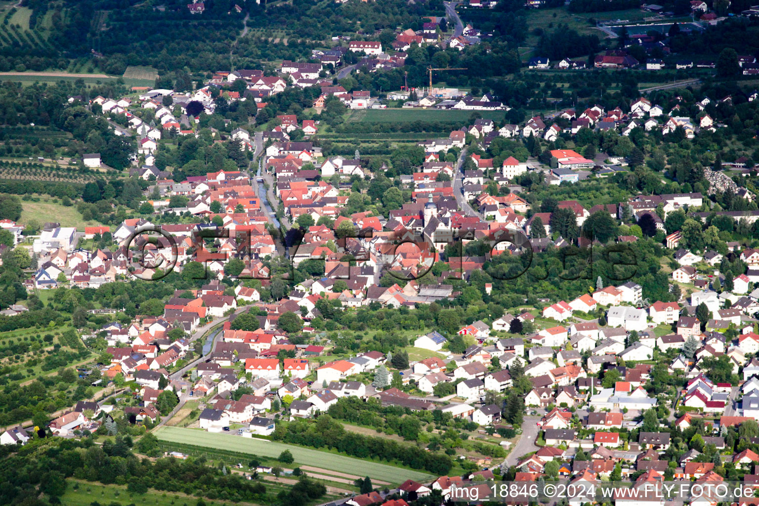 Vue aérienne de Vue des rues et des maisons des quartiers résidentiels à le quartier Sasbachried in Achern dans le département Bade-Wurtemberg, Allemagne