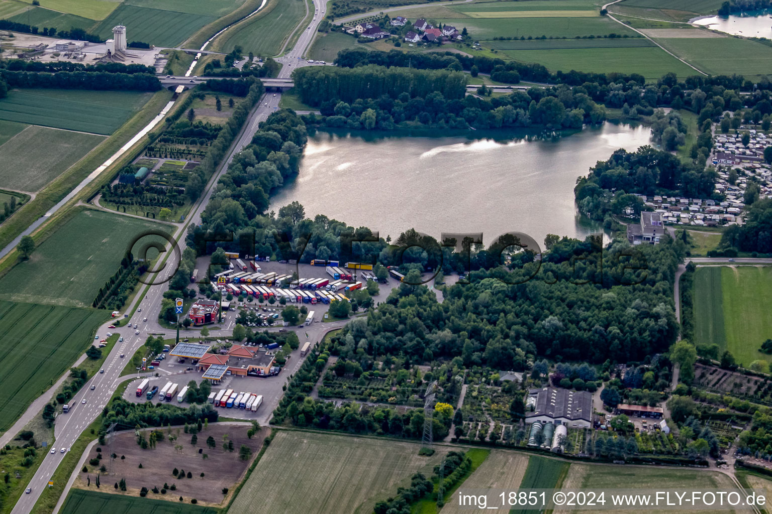 Vue aérienne de Parking pour camions à Achernsee à le quartier Großweier in Achern dans le département Bade-Wurtemberg, Allemagne