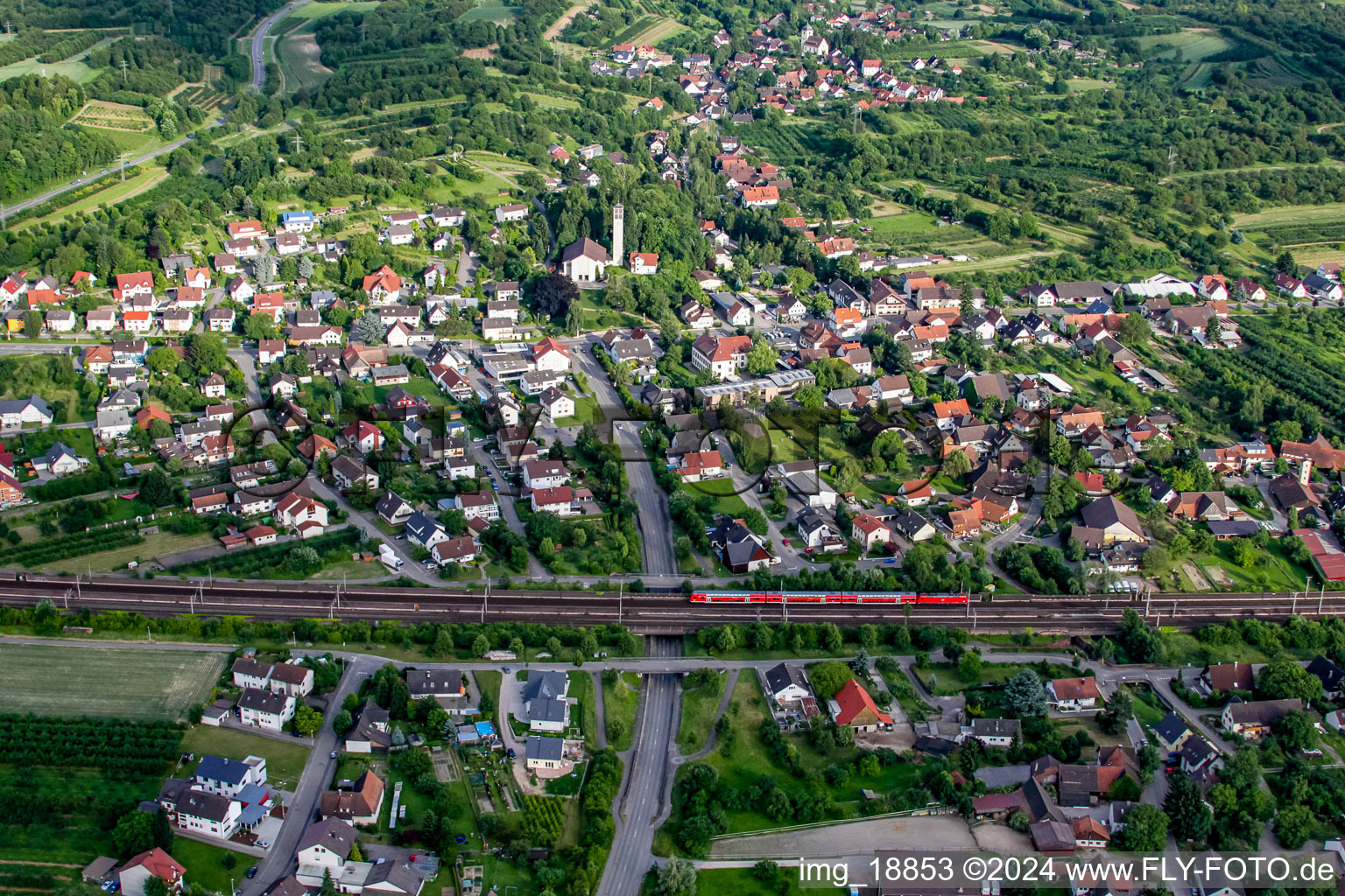 Vue aérienne de Passage souterrain ferroviaire de la Scherwiller Straße à le quartier Fautenbach in Achern dans le département Bade-Wurtemberg, Allemagne