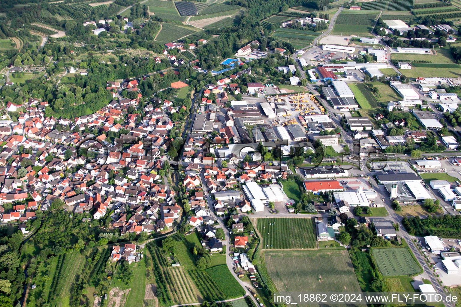 Vue aérienne de Zone commerciale de la rue Carl-Benz à Renchen dans le département Bade-Wurtemberg, Allemagne