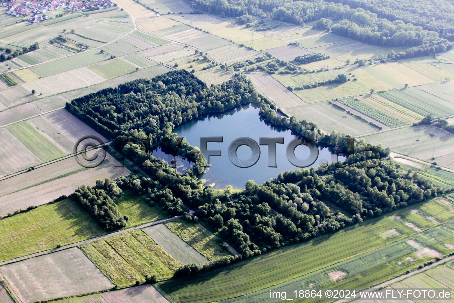 Vue aérienne de Étang de carrière à le quartier Urloffen in Appenweier dans le département Bade-Wurtemberg, Allemagne