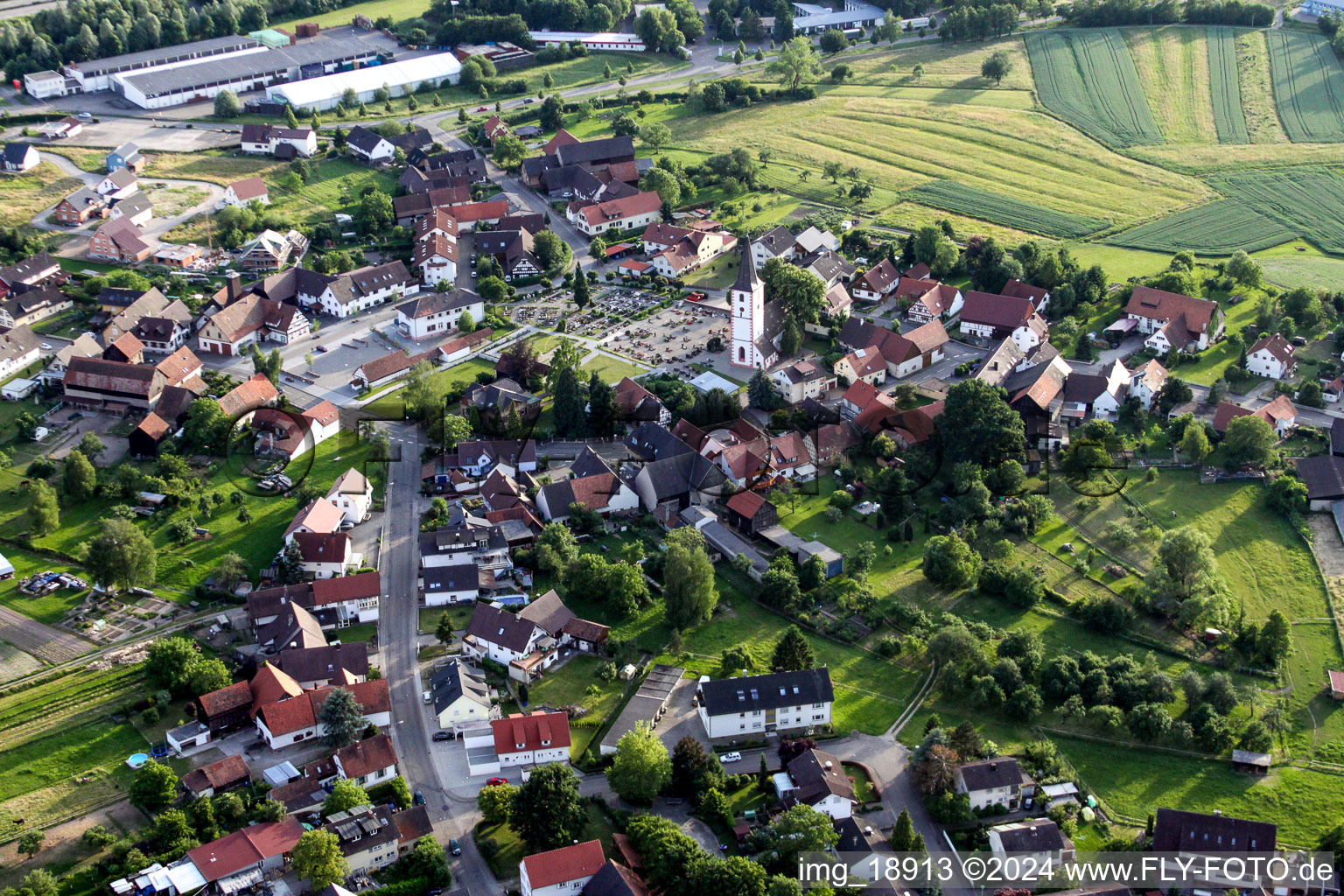 Vue aérienne de Bâtiment d'église au centre du village à le quartier Sand in Willstätt dans le département Bade-Wurtemberg, Allemagne