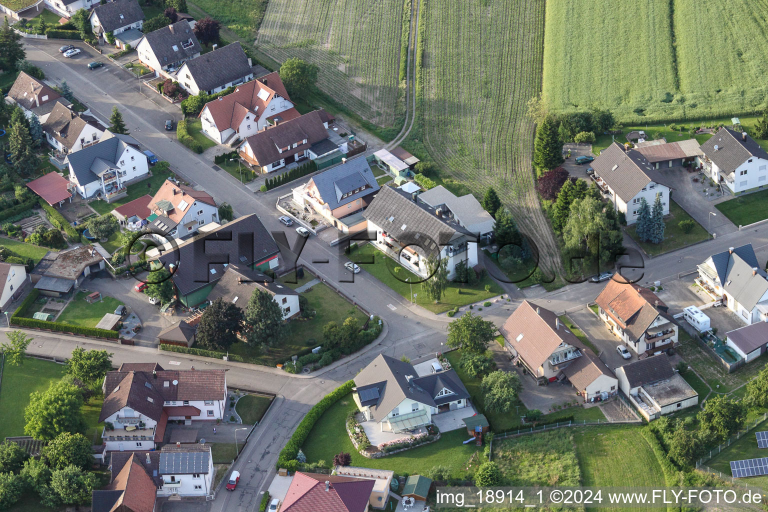 Vue oblique de Gartenstr à le quartier Sand in Willstätt dans le département Bade-Wurtemberg, Allemagne