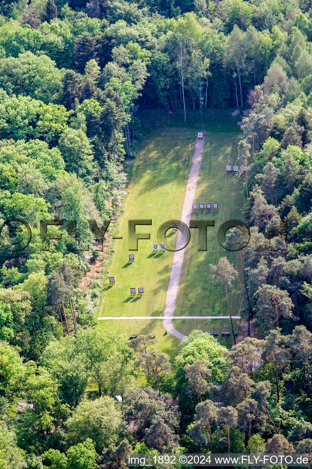 Vue aérienne de Aire d'entraînement du stand de tir du club de tir à l'arc dans une clairière à Kandel dans le département Rhénanie-Palatinat, Allemagne