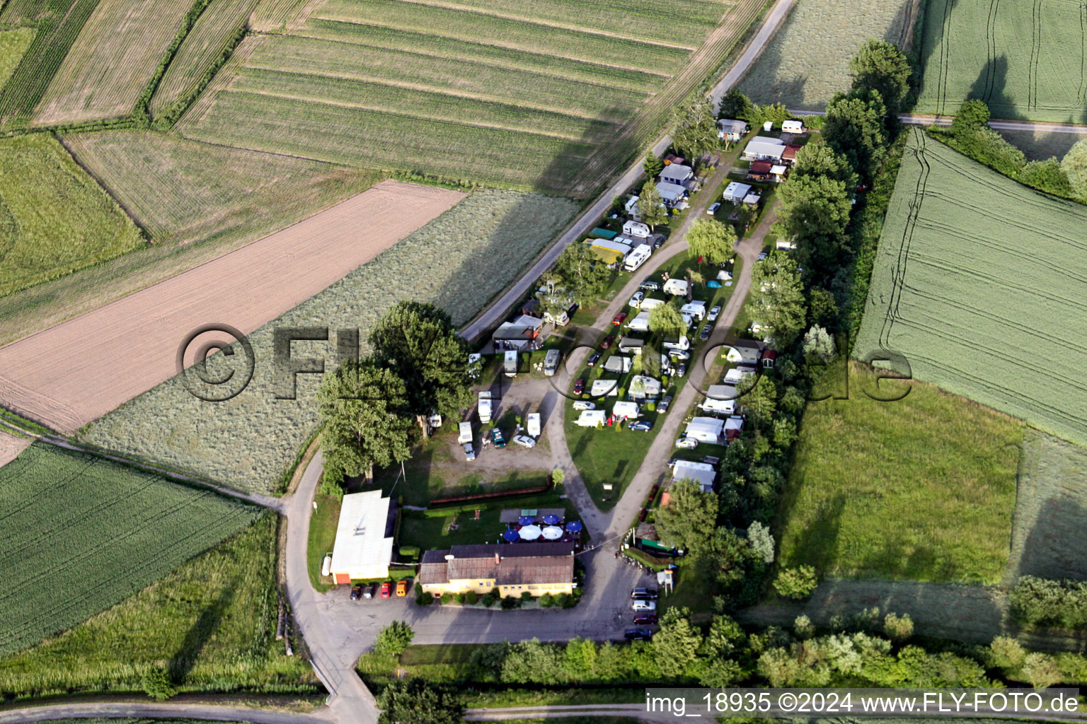 Vue aérienne de Eurocamping Sand Ilse Wolff à le quartier Sand in Willstätt dans le département Bade-Wurtemberg, Allemagne