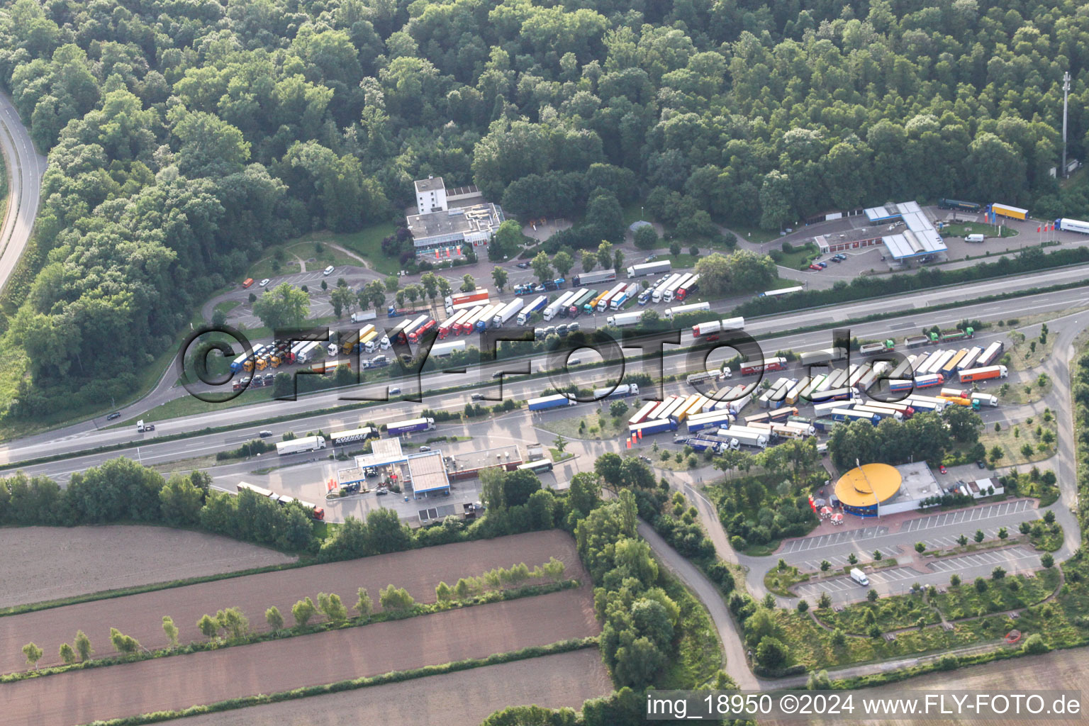 Vue aérienne de Station service d'autoroute à le quartier Urloffen in Appenweier dans le département Bade-Wurtemberg, Allemagne