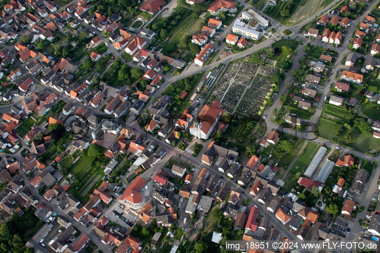 Vue aérienne de Vue des rues et des maisons des quartiers résidentiels à le quartier Urloffen in Appenweier dans le département Bade-Wurtemberg, Allemagne