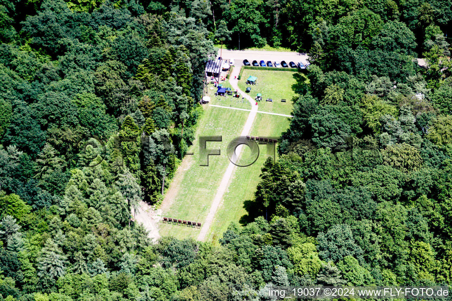 Vue aérienne de Stand de tir à l'arc du club de tir à l'arc Kandel dans une clairière du Bienwald à Kandel dans le département Rhénanie-Palatinat, Allemagne