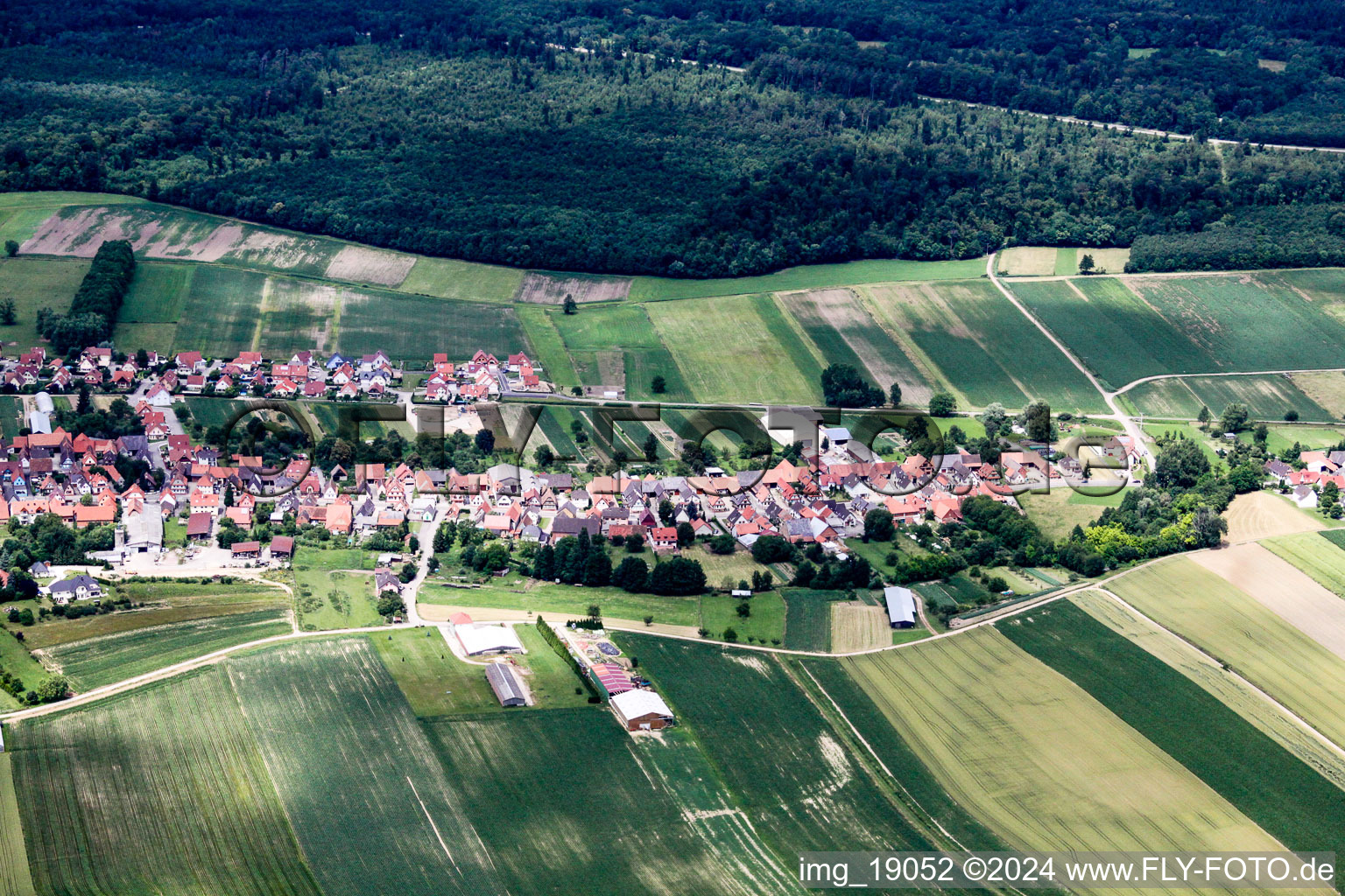 Vue aérienne de Niederlauterbach dans le département Bas Rhin, France