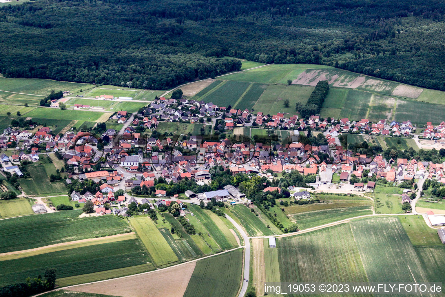 Vue aérienne de Niederlauterbach dans le département Bas Rhin, France