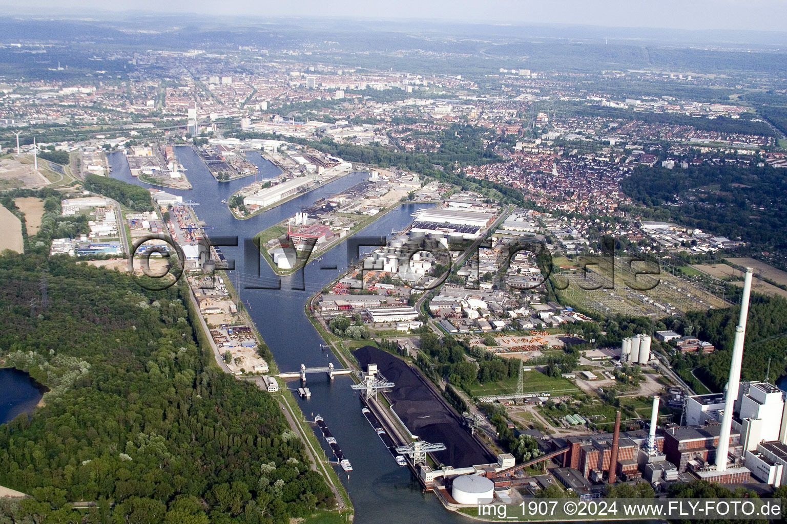 Quartier Rheinhafen in Karlsruhe dans le département Bade-Wurtemberg, Allemagne vu d'un drone