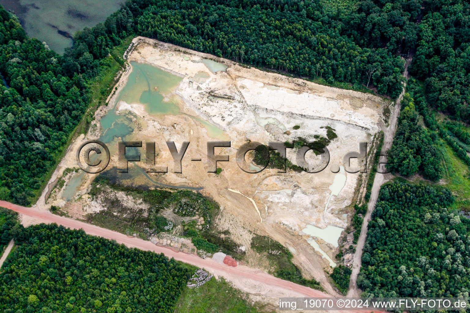 Vue aérienne de Terrain et zones de déblais de la mine de gravier à ciel ouvert à Kesseldorf dans le département Bas Rhin, France