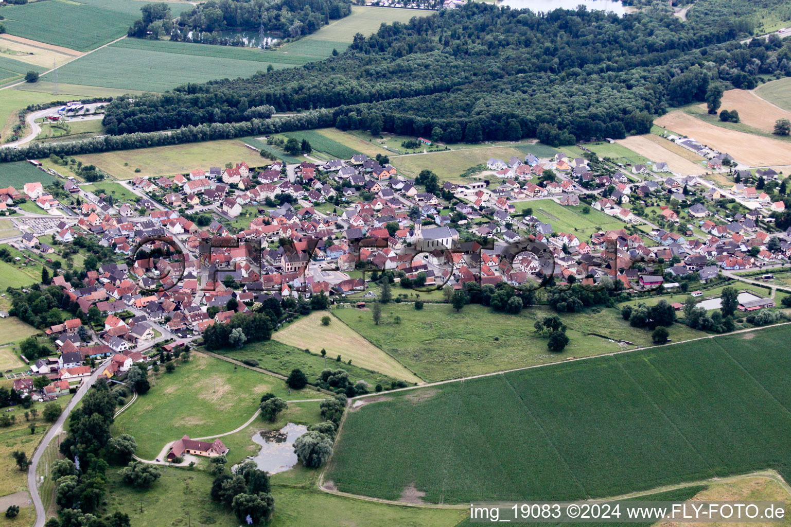 Vue aérienne de Leutenheim dans le département Bas Rhin, France