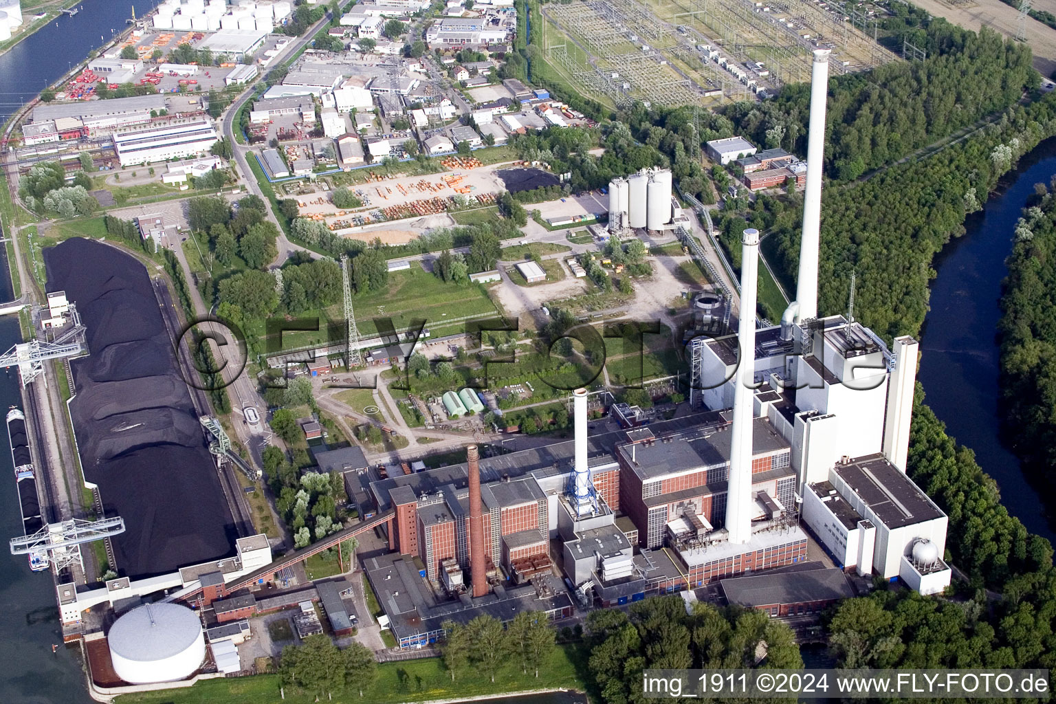 Vue aérienne de Centrale à vapeur du port du Rhin à le quartier Daxlanden in Karlsruhe dans le département Bade-Wurtemberg, Allemagne