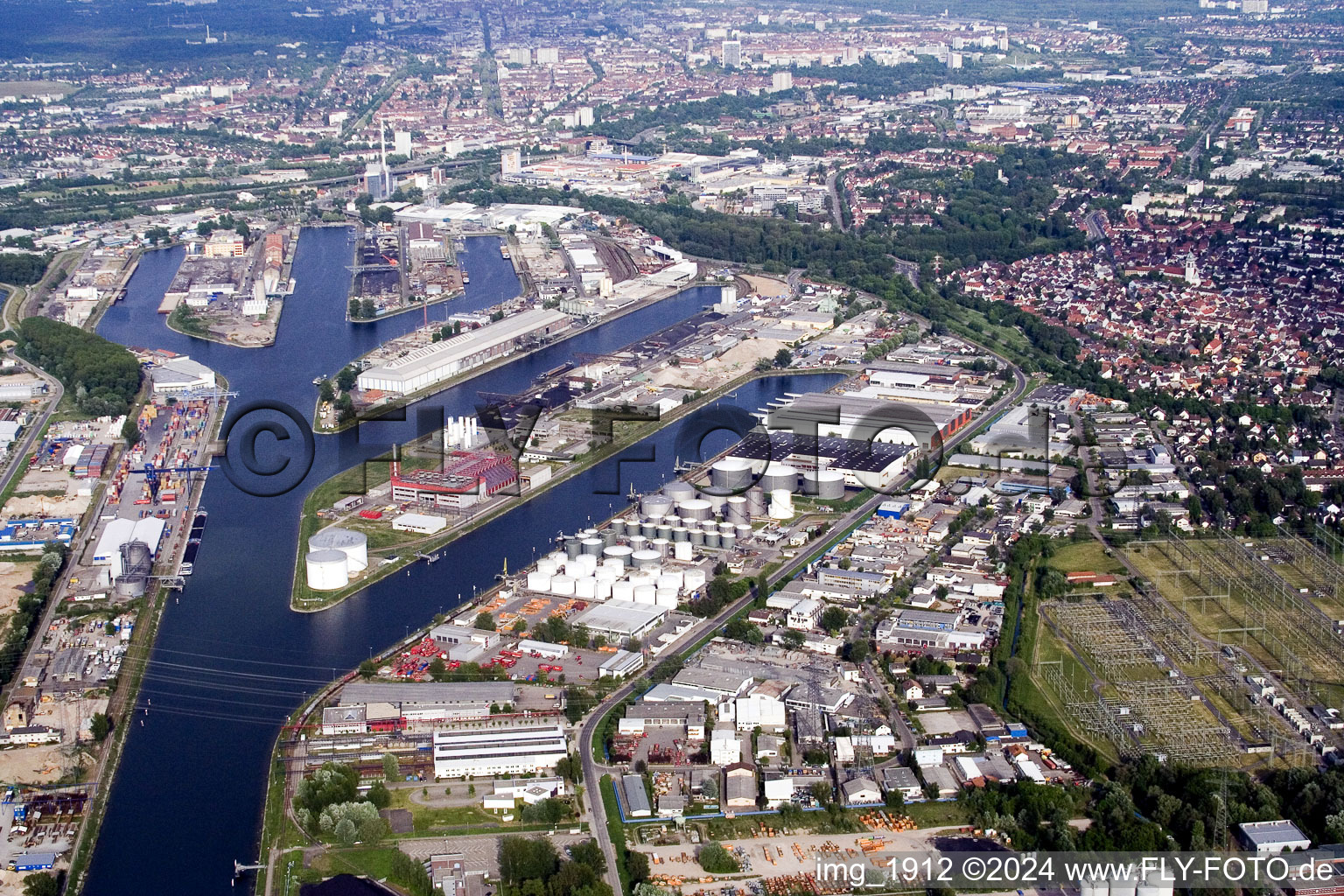 Vue aérienne de Quartier Rheinhafen in Karlsruhe dans le département Bade-Wurtemberg, Allemagne